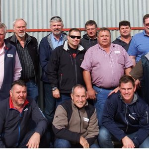 Die groep 4x4 hardebaarde kort ná hul aankoms by Strandskloof Karavaanpark, met André de Villiers wat 2de van regs staan